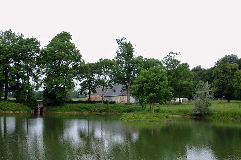 Ancien site de la verrerie de Montplaisir à Mondrepuis Ancien site de la verrerie de Montplaisir à Mondrepuis