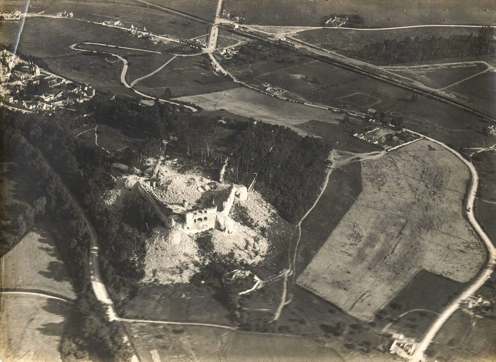 Château de Coucy le 29 juin 1917. Source : vue aérienne militaire (collection personnelle).