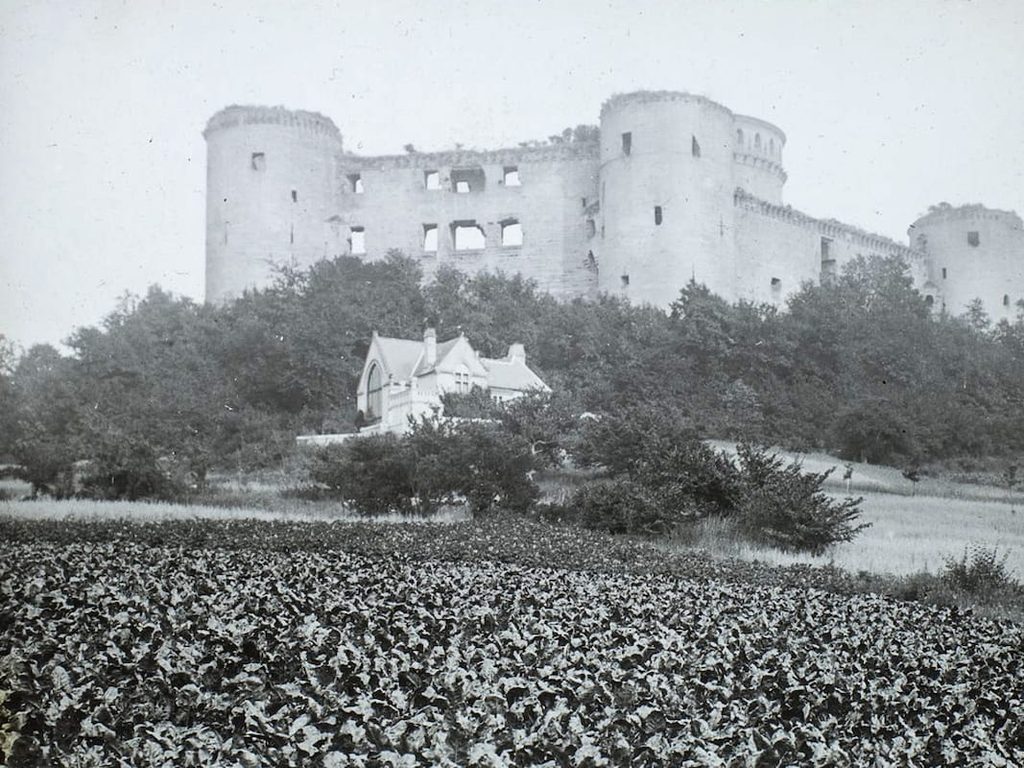 Le château de Coucy en 1910 - Archives de la Somme - Crédits: Société Photographique et Cinématographique de Picardie.