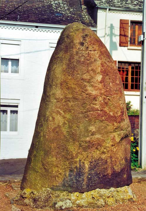 Pierre Dessus-Bise, menhir de Sars-Poteries — classée monument historique 1862