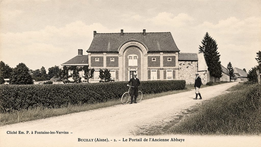 Bucilly, le portail et l'ancienne ferme de l'abbaye, vers 1900