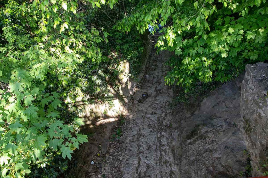 Canal creusé dans la roche réunissant l'Oise au Gland