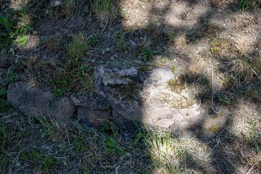 Vestige d'une tour en bas du promontoire