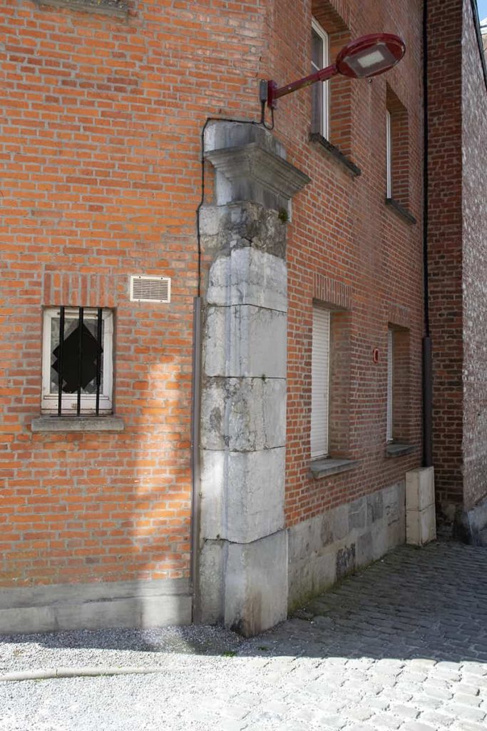 Le pilastre à chapiteau de l'impasse du Château