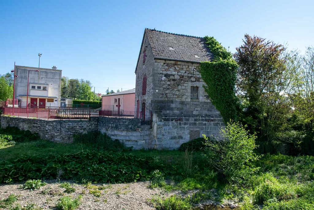 Le moulin d'Hirson - blocs de grès équarris à fruit
