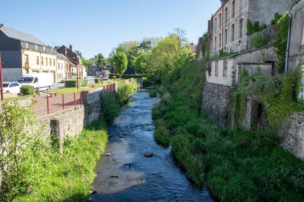 Vue sur l'Oise, île Notre Dame: sur les berges, emploi de moellons irréguliers