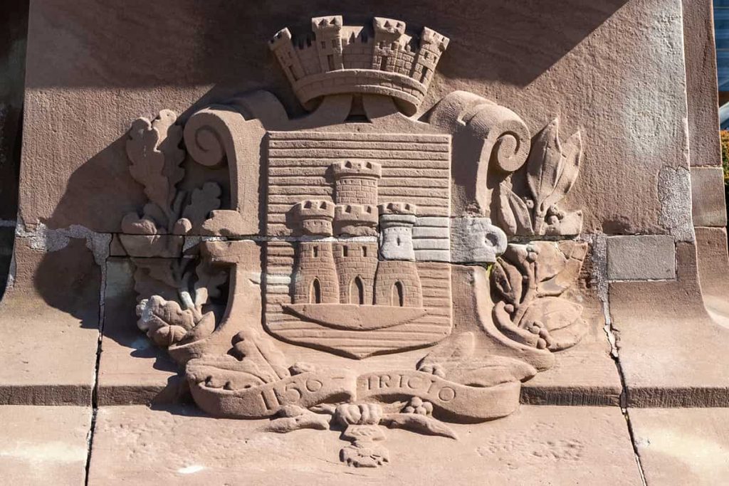 armes d'Hirson gravées sur le monument aux morts