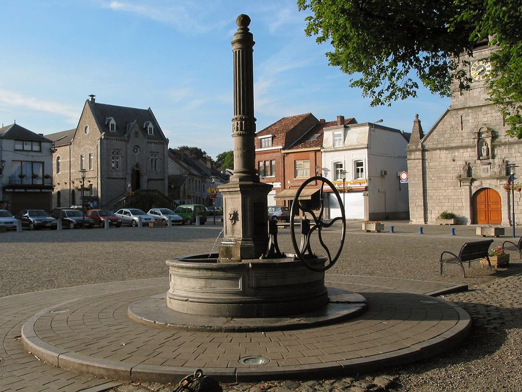 La place Marie de Hongrie, avec sa fontaine et l'ancien hôtel de ville. Crédit photo Jean-Pol Grandmont